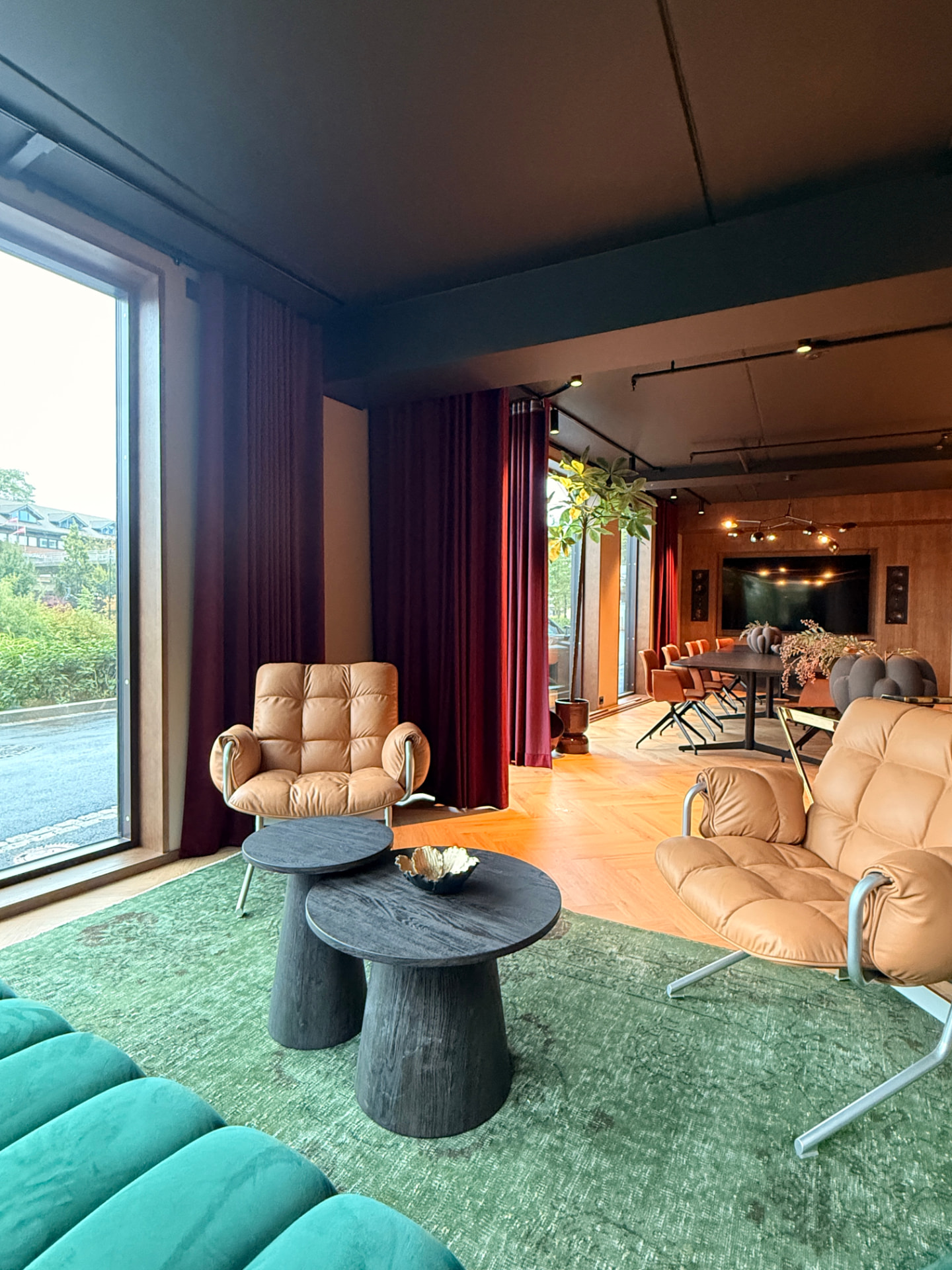 Loungestoler i cognacfarget skinn